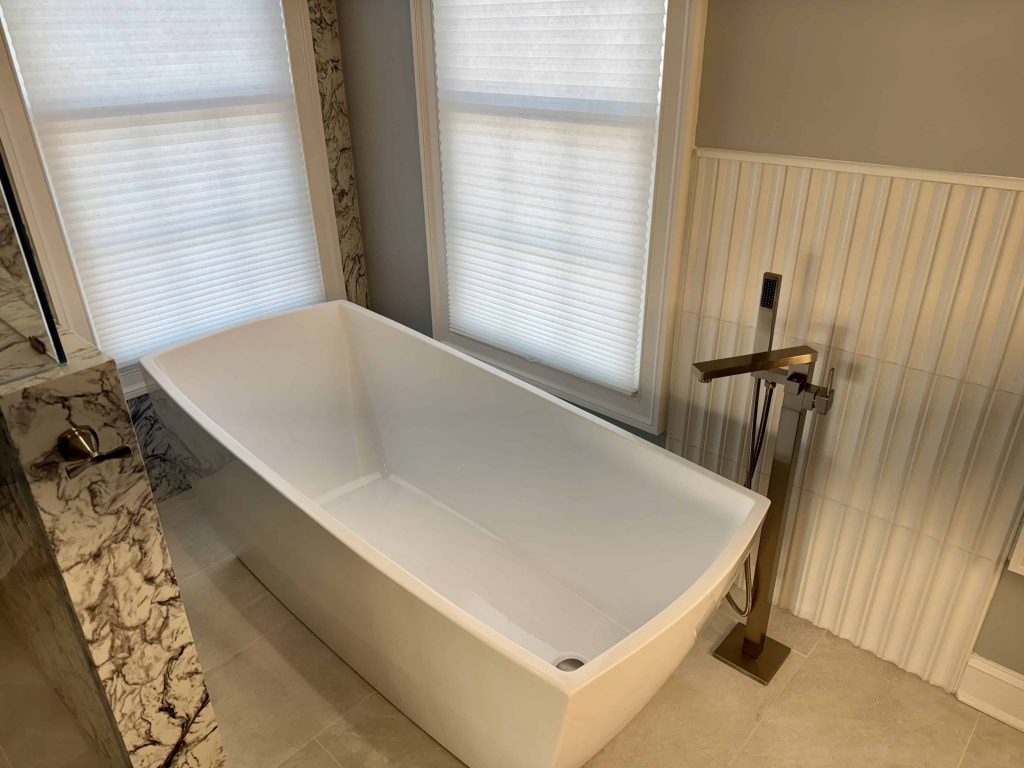A deep white bathtub
